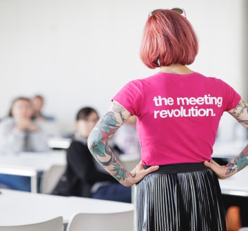 femme tatouée avec cheveux rose et t-shirt rose